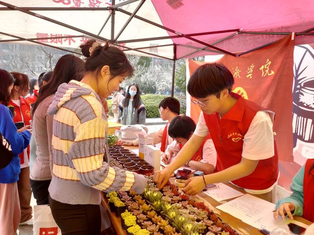 澳门永利-代表植树添绿共建绿色社区